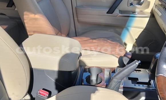 Oofamaa Mitsubishi Pajero White Makiinaa iti Busia keessatti West Kenya keessatti Oofamaa Mitsubishi Pajero White Makiinaa iti Busia keessatti West Kenya keessatti