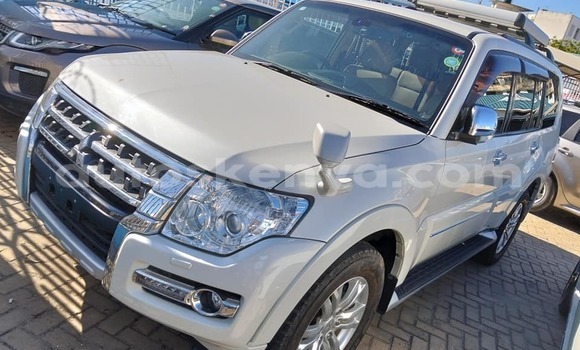 Oofamaa Mitsubishi Pajero White Makiinaa iti Busia keessatti West Kenya keessatti Oofamaa Mitsubishi Pajero White Makiinaa iti Busia keessatti West Kenya keessatti