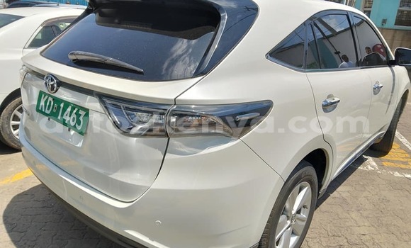 Oofamaa Toyota Harrier White Makiinaa iti Bura keessatti Northeast Kenya keessatti Oofamaa Toyota Harrier White Makiinaa iti Bura keessatti Northeast Kenya keessatti