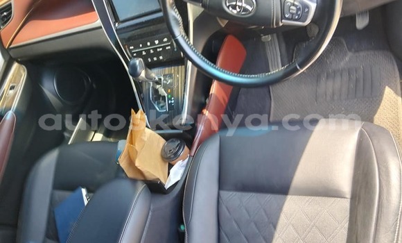 Oofamaa Toyota Harrier White Makiinaa iti Bura keessatti Northeast Kenya keessatti Oofamaa Toyota Harrier White Makiinaa iti Bura keessatti Northeast Kenya keessatti