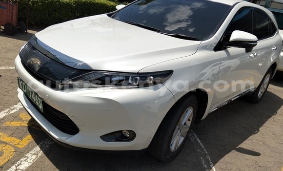Oofamaa Toyota Harrier White Makiinaa iti Bura keessatti Northeast Kenya keessatti Oofamaa Toyota Harrier White Makiinaa iti Bura keessatti Northeast Kenya keessatti