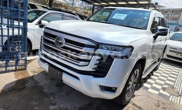 Oofamaa Toyota Land Cruiser White Makiinaa iti Bungoma keessatti West Kenya keessatti