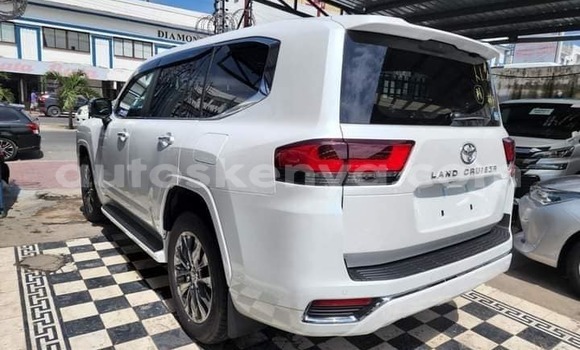 Oofamaa Toyota Land Cruiser White Makiinaa iti Bungoma keessatti West Kenya keessatti Oofamaa Toyota Land Cruiser White Makiinaa iti Bungoma keessatti West Kenya keessatti