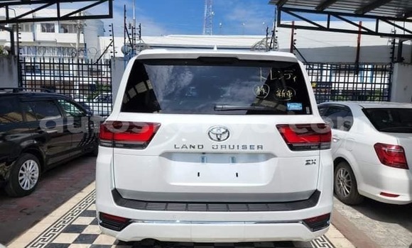 Oofamaa Toyota Land Cruiser White Makiinaa iti Bungoma keessatti West Kenya keessatti Oofamaa Toyota Land Cruiser White Makiinaa iti Bungoma keessatti West Kenya keessatti