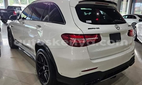 Oofamaa Mercedes‒Benz GLC White Makiinaa iti Bura keessatti Northeast Kenya keessatti Oofamaa Mercedes‒Benz GLC White Makiinaa iti Bura keessatti Northeast Kenya keessatti