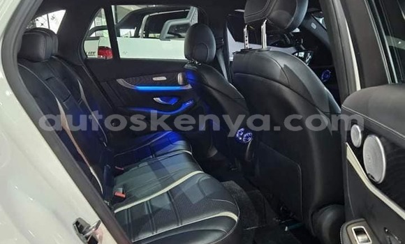 Oofamaa Mercedes‒Benz GLC White Makiinaa iti Bura keessatti Northeast Kenya keessatti Oofamaa Mercedes‒Benz GLC White Makiinaa iti Bura keessatti Northeast Kenya keessatti