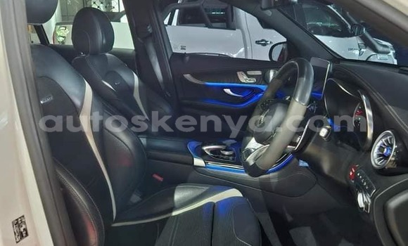 Oofamaa Mercedes‒Benz GLC White Makiinaa iti Bura keessatti Northeast Kenya keessatti Oofamaa Mercedes‒Benz GLC White Makiinaa iti Bura keessatti Northeast Kenya keessatti