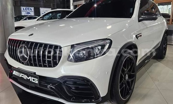 Oofamaa Mercedes‒Benz GLC White Makiinaa iti Bura keessatti Northeast Kenya keessatti Oofamaa Mercedes‒Benz GLC White Makiinaa iti Bura keessatti Northeast Kenya keessatti