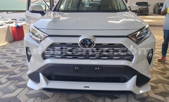 Nunua Ilio tumika Toyota RAV4 Nyeupe Gari ndani ya Bura nchini Kaskazini Mashariki mwa Kenya