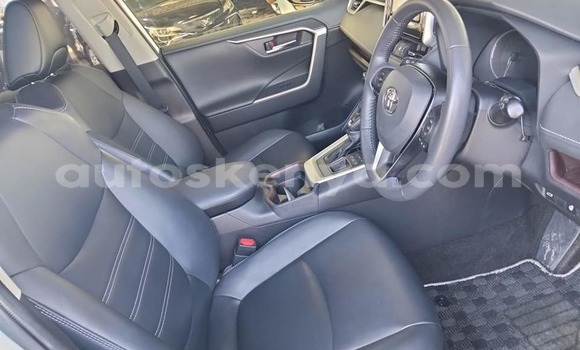 Oofamaa Toyota RAV4 White Makiinaa iti Bura keessatti Northeast Kenya keessatti Oofamaa Toyota RAV4 White Makiinaa iti Bura keessatti Northeast Kenya keessatti