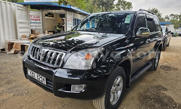 Oofamaa Toyota Land Cruiser Black Makiinaa iti Bura keessatti Northeast Kenya keessatti