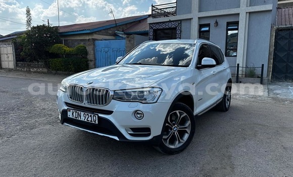 Nunua Ilio tumika BMW X3 Nyeupe Gari ndani ya Bura nchini Kaskazini Mashariki mwa Kenya