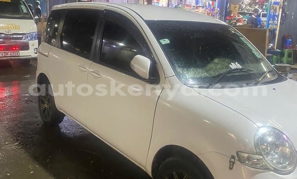 Nunua Ilio tumika Toyota Sienta Nyeupe Gari ndani ya Bura nchini Kaskazini Mashariki mwa Kenya