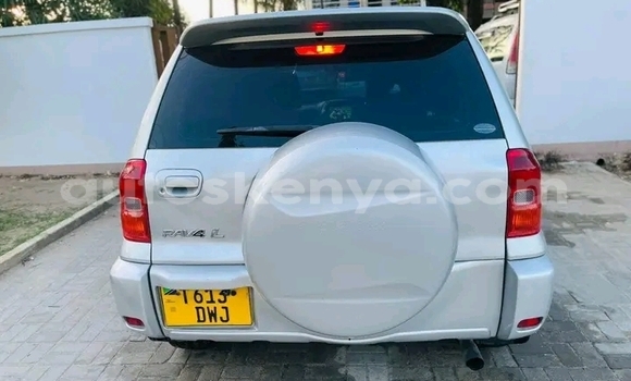 Nunua Ilio tumika Toyota RAV4 Nyeupe Gari ndani ya Kandara nchini Nairobi