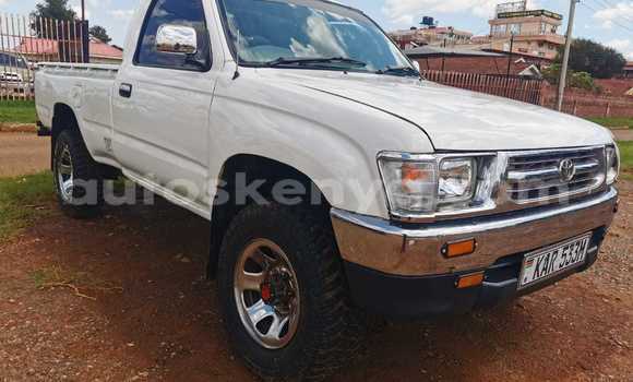 Oofamaa Toyota Hilux White Makiinaa iti Eldoret keessatti Rift Valley keessatti Oofamaa Toyota Hilux White Makiinaa iti Eldoret keessatti Rift Valley keessatti