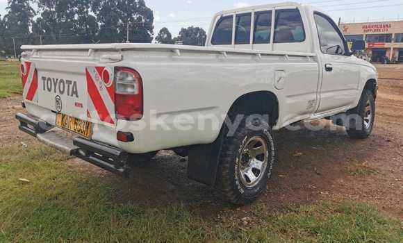 Oofamaa Toyota Hilux White Makiinaa iti Eldoret keessatti Rift Valley keessatti Oofamaa Toyota Hilux White Makiinaa iti Eldoret keessatti Rift Valley keessatti