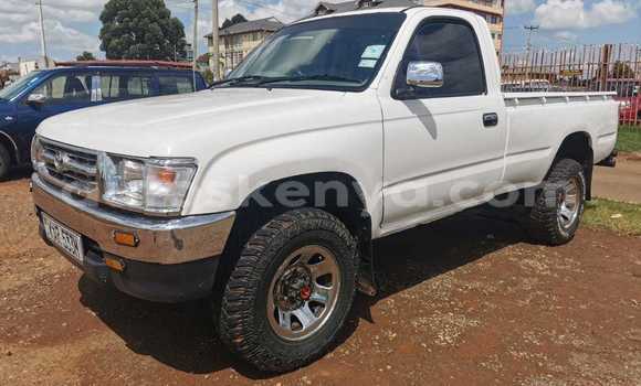 Oofamaa Toyota Hilux White Makiinaa iti Eldoret keessatti Rift Valley keessatti Oofamaa Toyota Hilux White Makiinaa iti Eldoret keessatti Rift Valley keessatti
