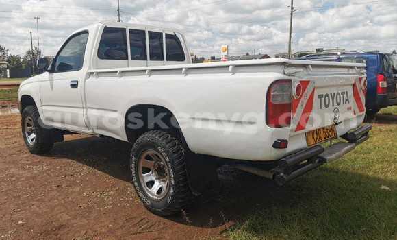 Oofamaa Toyota Hilux White Makiinaa iti Eldoret keessatti Rift Valley keessatti Oofamaa Toyota Hilux White Makiinaa iti Eldoret keessatti Rift Valley keessatti