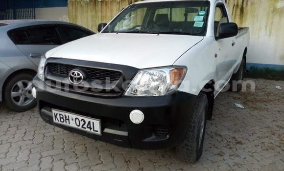 Nunua Ilio tumika Toyota Hilux Nyeupe Gari ndani ya Machakos nchini Nairobi