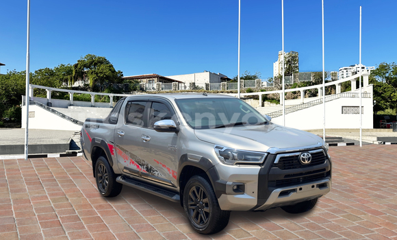 Oofamaa Toyota Hiluxe Revo Silver Makiinaa iti Mombasa keessatti Coastal Kenya keessatti