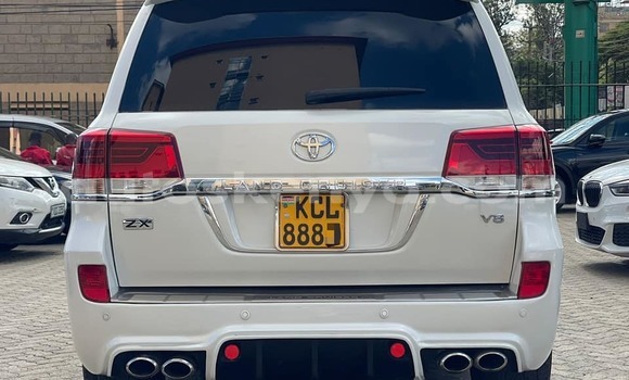 Oofamaa Toyota Land Cruiser White Makiinaa iti Busia keessatti West Kenya keessatti