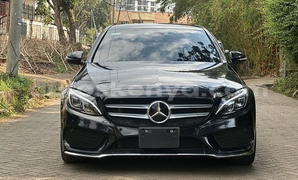 Oofamaa Mercedes-Benz C-Classe Black Makiinaa iti Bute keessatti Northeast Kenya keessatti Oofamaa Mercedes-Benz C-Classe Black Makiinaa iti Bute keessatti Northeast Kenya keessatti