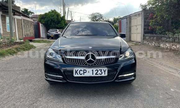 Oofamaa Mercedes‒Benz C–Class Black Makiinaa iti Bomet keessatti Rift Valley keessatti