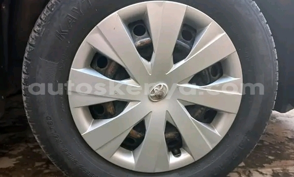 Oofamaa Toyota Allion White Makiinaa iti El Wak keessatti Northeast Kenya keessatti