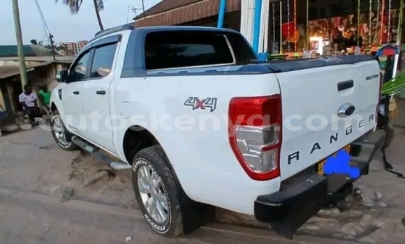 Oofamaa Ford Ranger White Makiinaa iti Bute keessatti Northeast Kenya keessatti