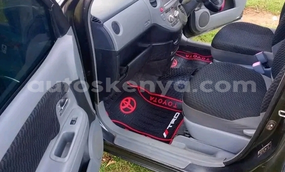 Oofamaa Toyota Sienta Black Makiinaa iti Garissa keessatti Northeast Kenya keessatti