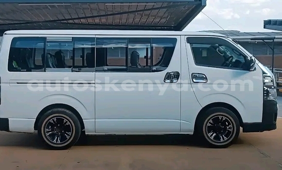 Oofamaa Toyota Hiace White Makiinaa iti Bute keessatti Northeast Kenya keessatti Oofamaa Toyota Hiace White Makiinaa iti Bute keessatti Northeast Kenya keessatti