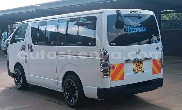Oofamaa Toyota Hiace White Makiinaa iti Bute keessatti Northeast Kenya keessatti Oofamaa Toyota Hiace White Makiinaa iti Bute keessatti Northeast Kenya keessatti