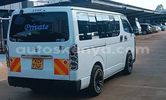 Oofamaa Toyota Hiace White Makiinaa iti Bute keessatti Northeast Kenya keessatti Oofamaa Toyota Hiace White Makiinaa iti Bute keessatti Northeast Kenya keessatti