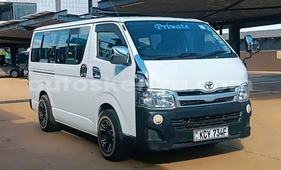 Oofamaa Toyota Hiace White Makiinaa iti Bute keessatti Northeast Kenya keessatti Oofamaa Toyota Hiace White Makiinaa iti Bute keessatti Northeast Kenya keessatti