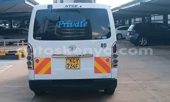 Oofamaa Toyota Hiace White Makiinaa iti Bute keessatti Northeast Kenya keessatti Oofamaa Toyota Hiace White Makiinaa iti Bute keessatti Northeast Kenya keessatti