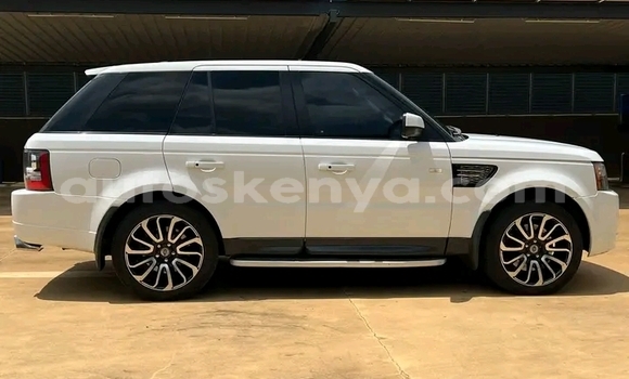 Oofamaa Range Rover Range Rover White Makiinaa iti Griftu keessatti Northeast Kenya keessatti Oofamaa Range Rover Range Rover White Makiinaa iti Griftu keessatti Northeast Kenya keessatti