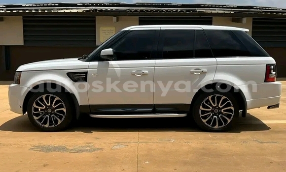 Oofamaa Range Rover Range Rover White Makiinaa iti Griftu keessatti Northeast Kenya keessatti Oofamaa Range Rover Range Rover White Makiinaa iti Griftu keessatti Northeast Kenya keessatti