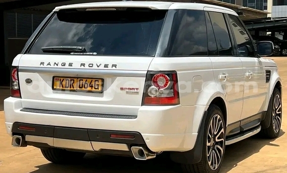 Oofamaa Range Rover Range Rover White Makiinaa iti Griftu keessatti Northeast Kenya keessatti Oofamaa Range Rover Range Rover White Makiinaa iti Griftu keessatti Northeast Kenya keessatti