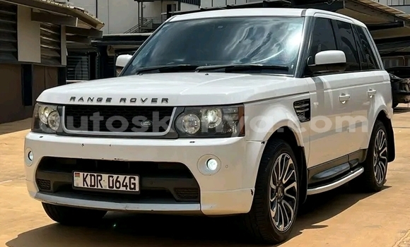 Oofamaa Range Rover Range Rover White Makiinaa iti Griftu keessatti Northeast Kenya keessatti Oofamaa Range Rover Range Rover White Makiinaa iti Griftu keessatti Northeast Kenya keessatti