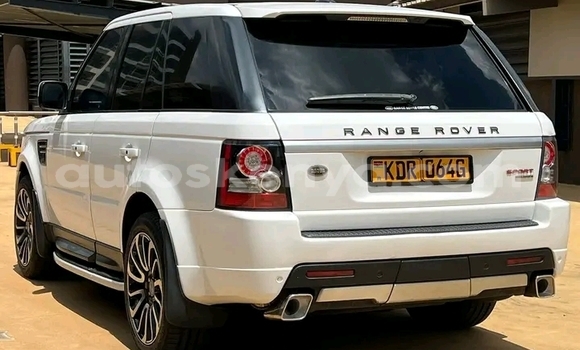 Oofamaa Range Rover Range Rover White Makiinaa iti Griftu keessatti Northeast Kenya keessatti Oofamaa Range Rover Range Rover White Makiinaa iti Griftu keessatti Northeast Kenya keessatti