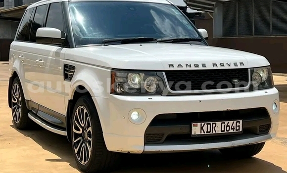 Oofamaa Range Rover Range Rover White Makiinaa iti Griftu keessatti Northeast Kenya keessatti Oofamaa Range Rover Range Rover White Makiinaa iti Griftu keessatti Northeast Kenya keessatti
