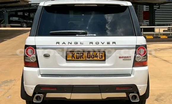 Oofamaa Range Rover Range Rover White Makiinaa iti Griftu keessatti Northeast Kenya keessatti Oofamaa Range Rover Range Rover White Makiinaa iti Griftu keessatti Northeast Kenya keessatti