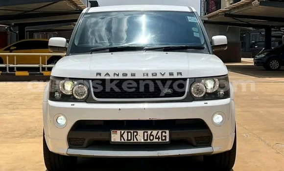 Oofamaa Range Rover Range Rover White Makiinaa iti Griftu keessatti Northeast Kenya keessatti Oofamaa Range Rover Range Rover White Makiinaa iti Griftu keessatti Northeast Kenya keessatti