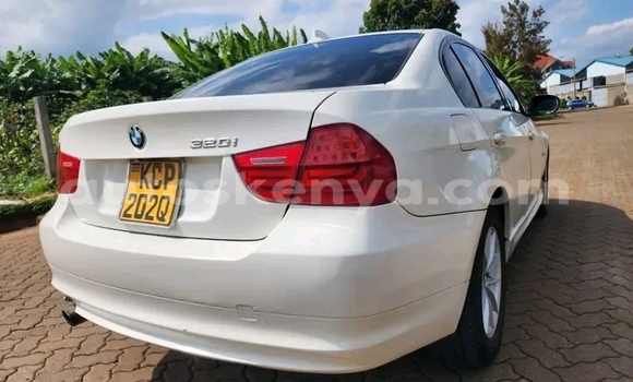 Oofamaa BMW 315 White Makiinaa iti Bute keessatti Northeast Kenya keessatti Oofamaa BMW 315 White Makiinaa iti Bute keessatti Northeast Kenya keessatti