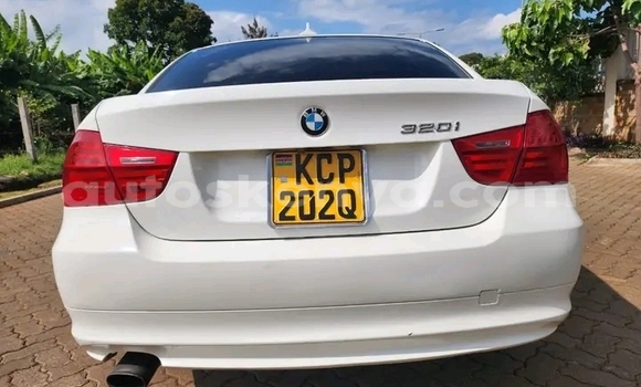 Oofamaa BMW 315 White Makiinaa iti Bute keessatti Northeast Kenya keessatti Oofamaa BMW 315 White Makiinaa iti Bute keessatti Northeast Kenya keessatti