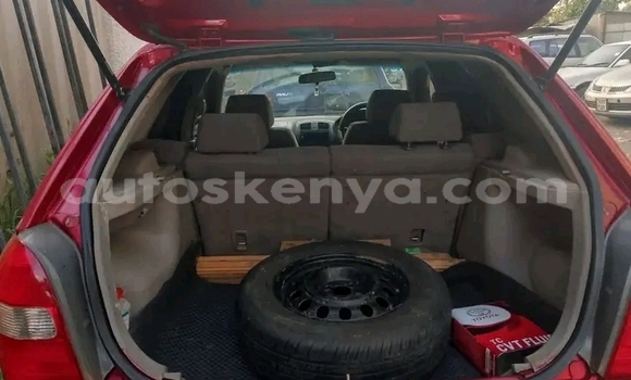 Oofamaa Mazda Familia Red Makiinaa iti Bura keessatti Northeast Kenya keessatti Oofamaa Mazda Familia Red Makiinaa iti Bura keessatti Northeast Kenya keessatti