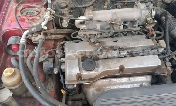 Oofamaa Mazda Familia Red Makiinaa iti Bura keessatti Northeast Kenya keessatti Oofamaa Mazda Familia Red Makiinaa iti Bura keessatti Northeast Kenya keessatti