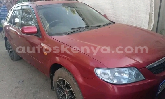 Oofamaa Mazda Familia Red Makiinaa iti Bura keessatti Northeast Kenya keessatti Oofamaa Mazda Familia Red Makiinaa iti Bura keessatti Northeast Kenya keessatti