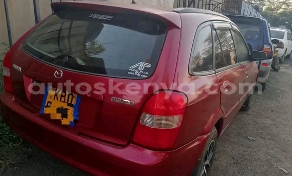 Oofamaa Mazda Familia Red Makiinaa iti Bura keessatti Northeast Kenya keessatti Oofamaa Mazda Familia Red Makiinaa iti Bura keessatti Northeast Kenya keessatti