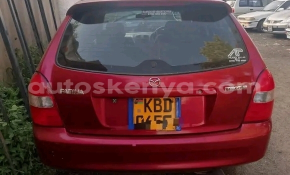 Oofamaa Mazda Familia Red Makiinaa iti Bura keessatti Northeast Kenya keessatti Oofamaa Mazda Familia Red Makiinaa iti Bura keessatti Northeast Kenya keessatti
